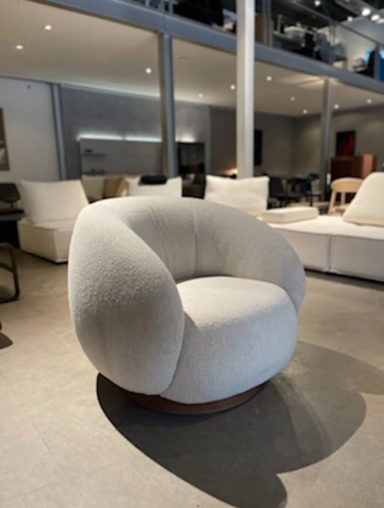 Bobb Swivel Chair