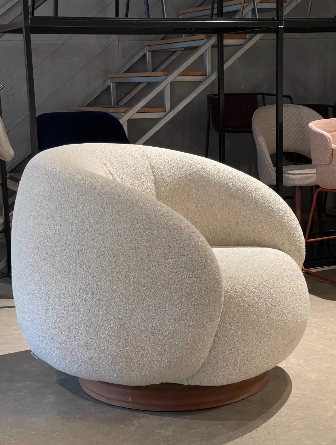 Bobb Swivel Chair